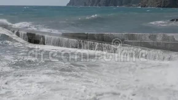 海上风暴巨浪撞击混凝土防波堤视频的预览图