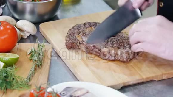在厨房工作的厨师厨师在切煎牛排视频的预览图