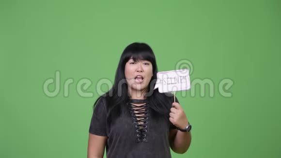 快乐超重的亚洲女人拿着自拍纸视频的预览图