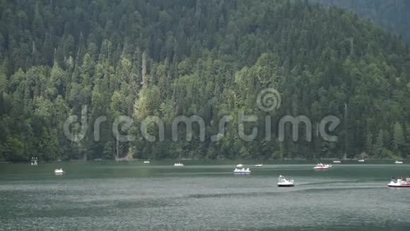 暑假期间人们骑着双体船在美丽的山湖上水上运输夏季活动视频的预览图