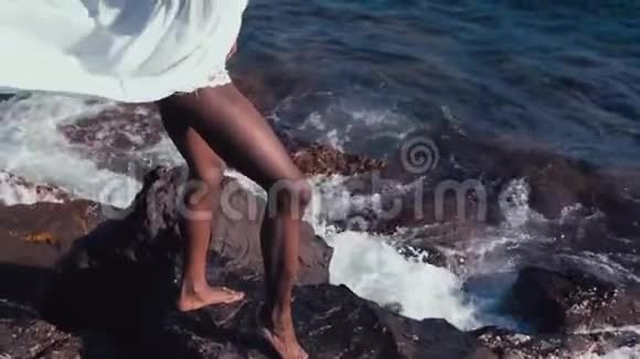 海上的黑人女孩视频的预览图