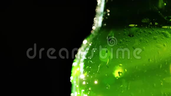 用软饮料在冷瓶上滴一滴水为了满足夏天对一个概念的渴望视频的预览图