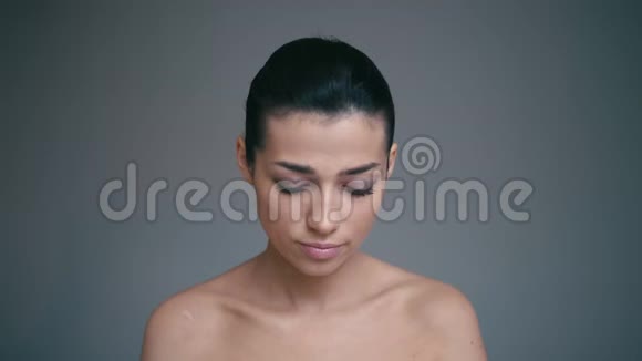 美的概念女人化妆用刷子画眉毛视频的预览图