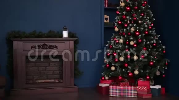 20192019年新年新年装饰五颜六色的花环圣诞袜圣诞树上的圣诞树视频的预览图