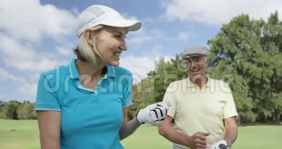 两个快乐的高尔夫球手击掌视频的预览图