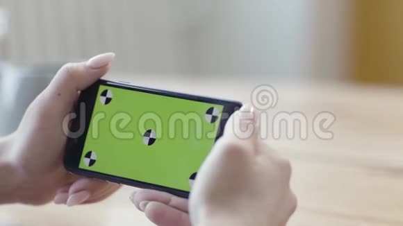 女士看水平智能手机与绿色屏幕库存录像紧紧抓住美丽的女性双手视频的预览图