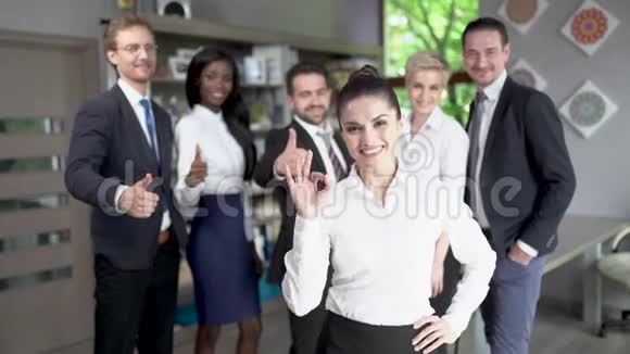 自信的女商人站在她成功的团队面前视频的预览图
