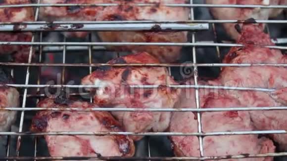 烤肉串里的肉视频的预览图