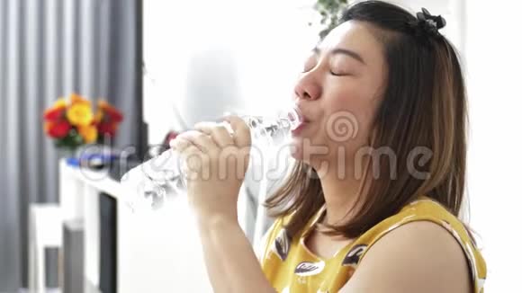 亚洲女人从瓶子里喝矿泉水视频的预览图