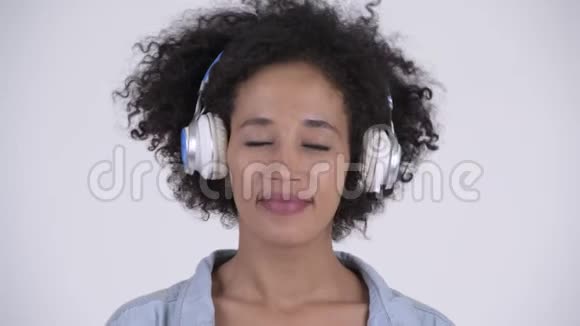 年轻快乐的非洲女人听音乐的脸视频的预览图