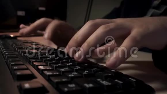 在电脑键盘上为人贴心的打字办公理念库存录像男性手指视频的预览图
