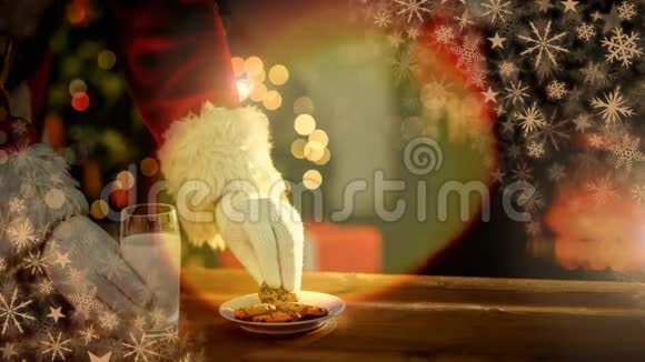 圣诞老人在圣诞节的家里吃饼干和牛奶视频的预览图