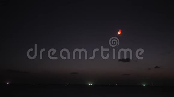 中国天灯在夜晚飞走视频的预览图