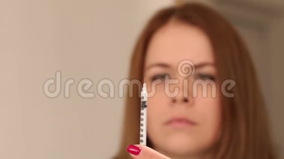女孩在胰岛素注射器中获得所需剂量的胰岛素视频的预览图