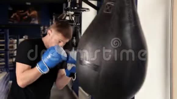 男拳击手在健身房打梨视频的预览图