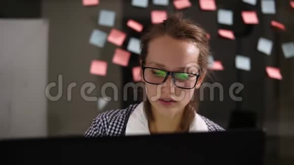 有笔记本电脑的女人年轻的女人在办公室的笔记本电脑上工作商业女性办公室工作人员女学生工作视频的预览图