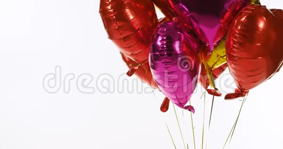 漂浮在空中的五彩气球视频的预览图