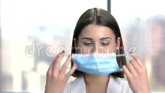 年轻开朗的医生戴上面具视频的预览图