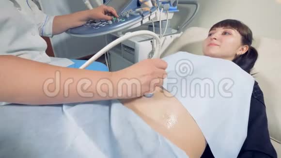 一名女医生对一名孕妇进行的超音速手术视频的预览图