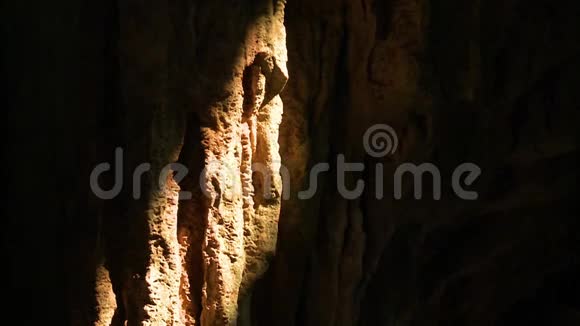 在洞穴里的一堵墙上视频的预览图