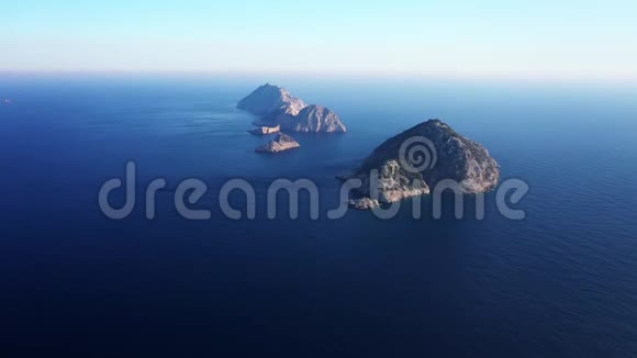 鸟瞰Pirata一座古老的塔在悬崖顶部在埃斯韦德拉岛前在岛上视频的预览图