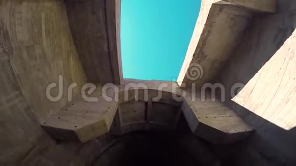 在军事隧道里面视频的预览图