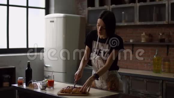 在厨房里切新鲜出炉的蛋糕视频的预览图