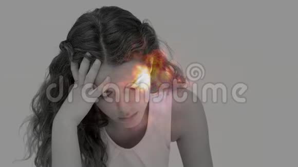 头部严重疼痛的女性头部数字动画视频的预览图
