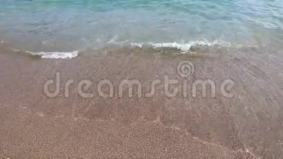 蔚蓝的海洋和沙滩景观视频的预览图