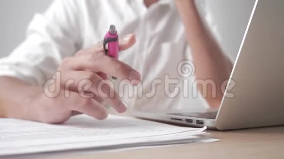 特写男双手紧张敲着笔走向桌子接受工作中的压力视频的预览图