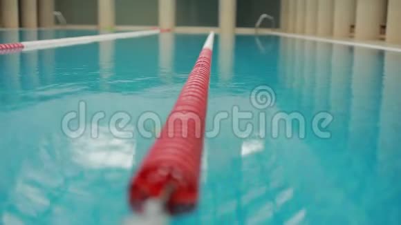 游泳池稳定射击视频的预览图
