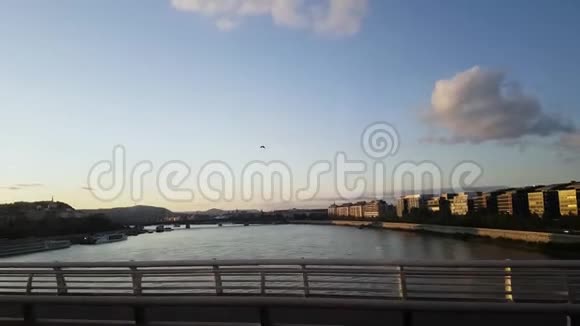 布达佩斯多瑙河大桥上视频的预览图