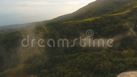 鸟瞰傍晚雨林菲律宾Camiguin岛视频的预览图