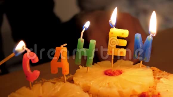 慢镜头近景人在水果蛋糕上点蜡烛视频的预览图
