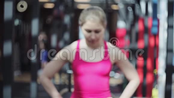 年轻女子运动员准备训练肖像在健身房视频的预览图
