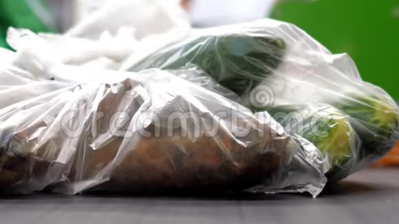 大鲜胡萝卜黄瓜袋躺在收银台视频的预览图