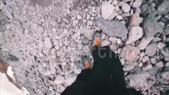 人的脚穿过石头视频的预览图