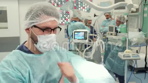 外科医生在手术中点头视频的预览图