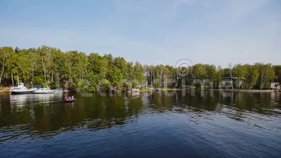 湖的全景水面和岸边的泊位在水上行走视频的预览图