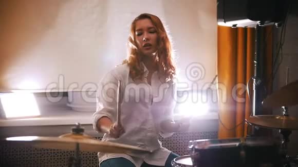 重复红发女孩带着情感在鼓上演奏慢动作关注鼓手视频的预览图