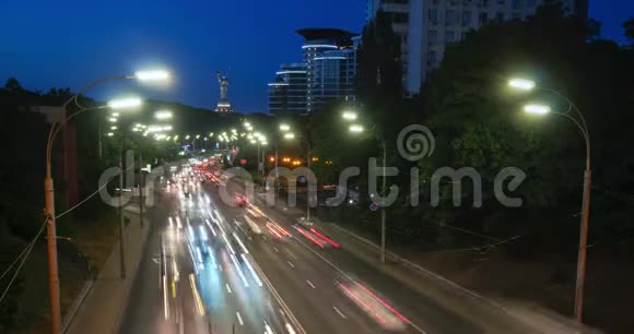 城市汽车交通在现代城市公路上夜间快速行驶汽车的延时镜头视频的预览图