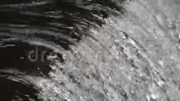 新鲜的冷水流下来形成瀑布视频的预览图