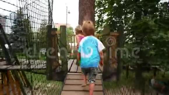 当地的孩子在吊桥上奔跑玩耍视频的预览图