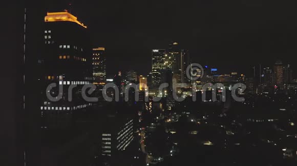 用摩天大楼对雅加达市进行夜间空中调查视频的预览图