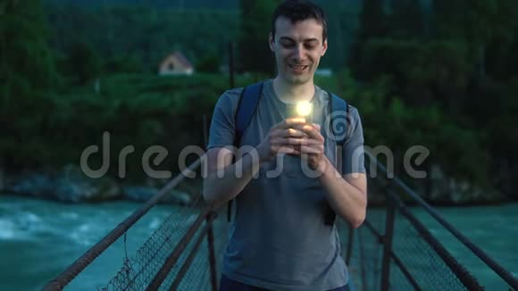 游客在手机上给朋友拍照视频的预览图