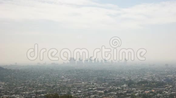 在烟雾中沐浴的洛杉矶市中心天际线视频的预览图