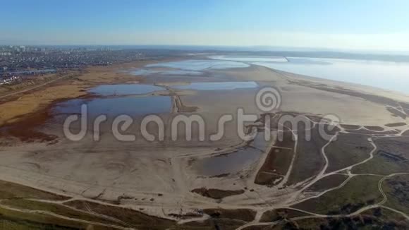 背景下库亚尔尼克河口敖德萨城和黑海的空中飞行视频的预览图