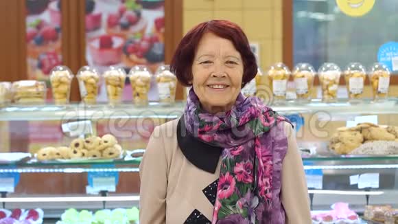 面包部一家杂货店里一位可爱的退休妇女的肖像视频的预览图