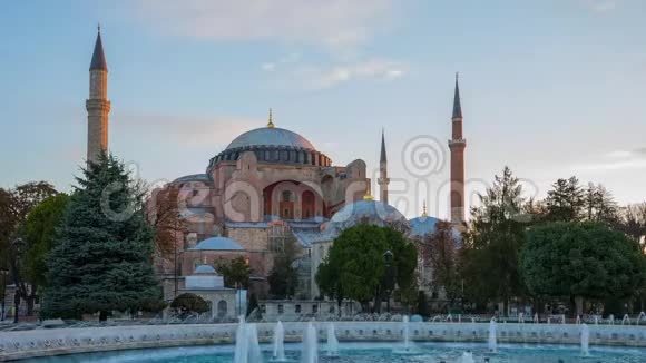 土耳其伊斯坦布尔市HagiaSofia清真寺日出多云间阴天视频的预览图
