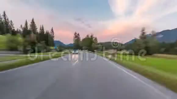 奥地利的柏油路阿尔卑斯山在一个美丽的秋日时光流逝视频的预览图